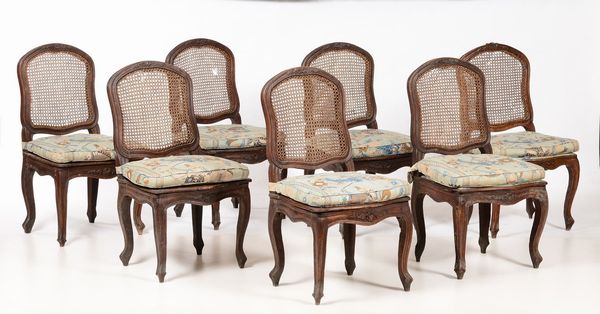 Gruppo di sette sedie in legno intagliato, XVIII secolo  - Asta Antiquariato - Associazione Nazionale - Case d'Asta italiane