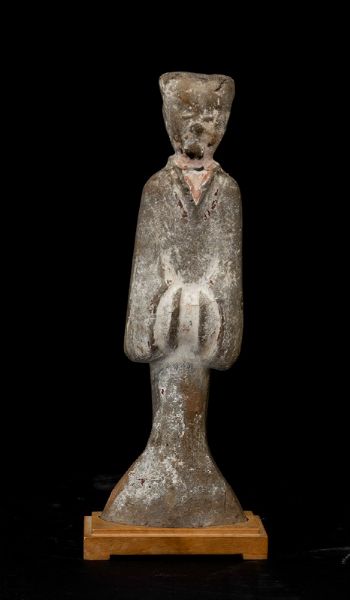 Figura femminile in terracotta con tracce di policromia, Cina, Dinastia Tang (618-906)  - Asta Antiquariato - Associazione Nazionale - Case d'Asta italiane
