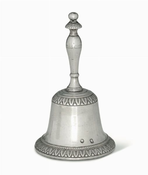 Campanello in argento fuso e cesellato. Francia XIX secolo  - Asta Antiquariato - Associazione Nazionale - Case d'Asta italiane