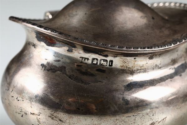 Scatola da t in argento fuso, sbalzato e cesellato, citt di Sheffield 1901  - Asta Antiquariato - Associazione Nazionale - Case d'Asta italiane