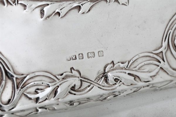 Vassoio in argento sterling cesellato, argentiere Alexander Clark, Inghilterra 1909-18  - Asta Antiquariato - Associazione Nazionale - Case d'Asta italiane