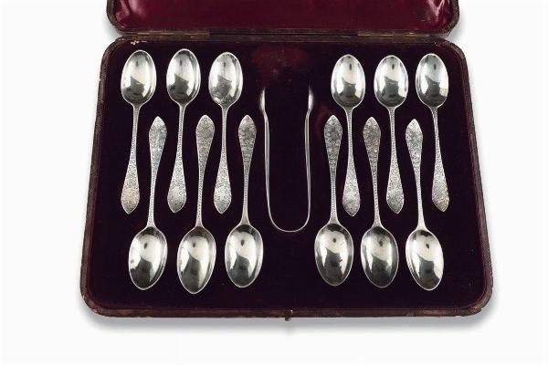 Set di cucchiaini e pinza in argento entro custodia, Londra 1890, argentiere F.C.W.  - Asta Antiquariato - Associazione Nazionale - Case d'Asta italiane