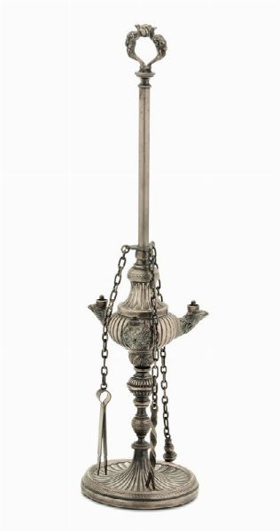 Lucerna in argento in stile antico, XIX-XX secolo  - Asta Antiquariato - Associazione Nazionale - Case d'Asta italiane