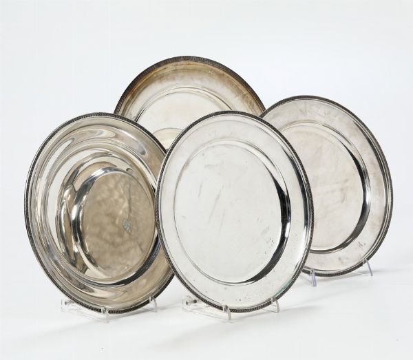 Tre piatti tondi e un quarto pi grande in argento  - Asta Antiquariato - Associazione Nazionale - Case d'Asta italiane