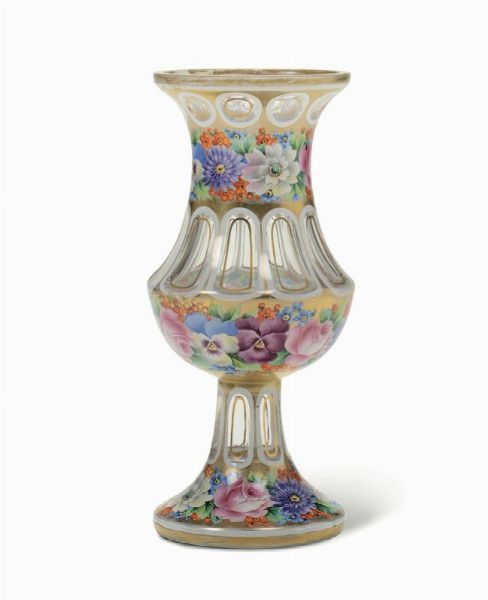 Vaso in vetro lattimo a decoro floreale, XIX secolo  - Asta Antiquariato - Associazione Nazionale - Case d'Asta italiane
