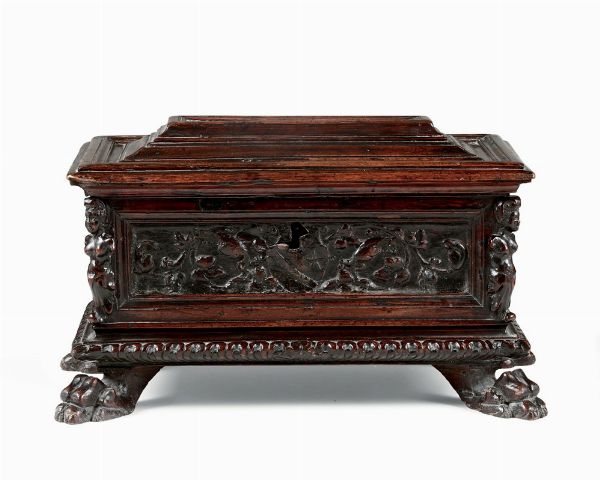 Piccola cassapanca in legno scolpito, XVI-XVII secolo  - Asta Antiquariato - Associazione Nazionale - Case d'Asta italiane