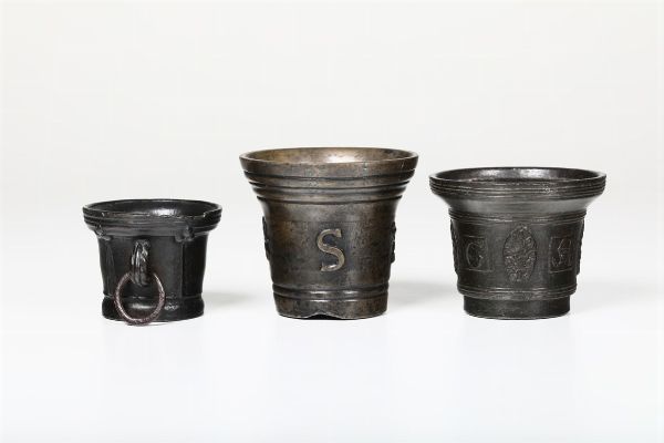 Tre mortai in bronzo, XVI-XVII secolo, varie manifatture  - Asta Antiquariato - Associazione Nazionale - Case d'Asta italiane