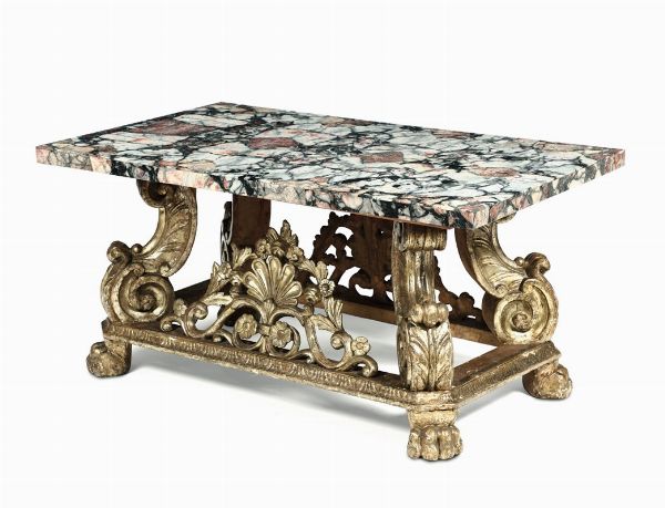 Tavolo basso in legno intagliato e dorato, XVIII secolo  - Asta Antiquariato - Associazione Nazionale - Case d'Asta italiane