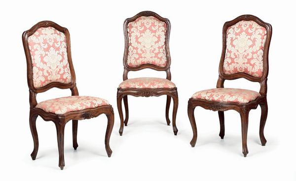 Tre sedie Luigi XV in noce, XVIII secolo  - Asta Antiquariato - Associazione Nazionale - Case d'Asta italiane