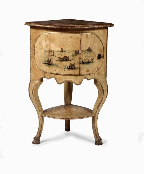 Piccolo angolare in legno laccato, XVIII secolo  - Asta Antiquariato - Associazione Nazionale - Case d'Asta italiane