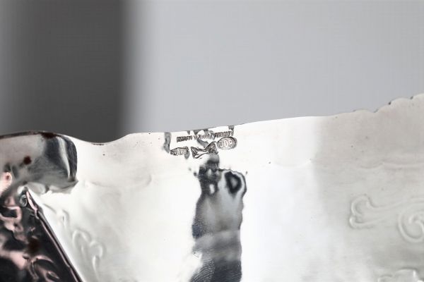 Vassoio in argento fuso e cesellato, argentiere Amelotti Francesco, Italia XX secolo  - Asta Antiquariato - Associazione Nazionale - Case d'Asta italiane