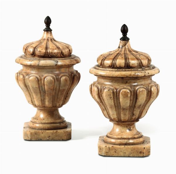 Coppia di vasi con coperchio in marmo giallo, XVII secolo  - Asta Antiquariato - Associazione Nazionale - Case d'Asta italiane