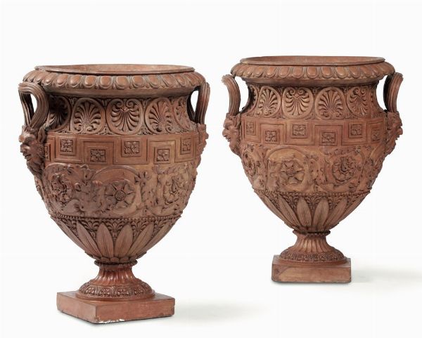 Coppia di vasi in terracotta di gusto piranesiano, XIX secolo  - Asta Antiquariato - Associazione Nazionale - Case d'Asta italiane