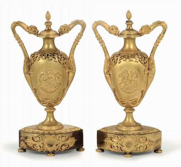 Coppia di vasi biansati in bronzo dorato e cesellato, XIX-XX secolo  - Asta Antiquariato - Associazione Nazionale - Case d'Asta italiane