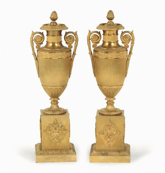 Coppia di vasi in bronzo in stile Luigi XVI, Francia XIX secolo  - Asta Antiquariato - Associazione Nazionale - Case d'Asta italiane
