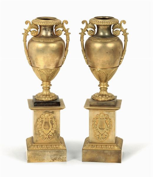 Coppia di vasetti in bronzo dorato e cesellato, XIX-XX secolo  - Asta Antiquariato - Associazione Nazionale - Case d'Asta italiane