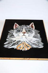 Tavolino con piano intarsiato in marmi colorati raffigurante testa di gatto  - Asta Antiquariato - Associazione Nazionale - Case d'Asta italiane