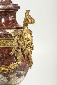 Due anfore diverse in marmo e bronzi dorati, XX secolo  - Asta Antiquariato - Associazione Nazionale - Case d'Asta italiane