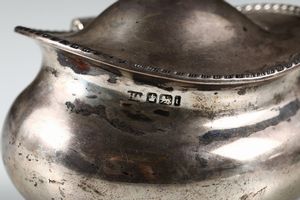 Scatola da t in argento fuso, sbalzato e cesellato, citt di Sheffield 1901  - Asta Antiquariato - Associazione Nazionale - Case d'Asta italiane