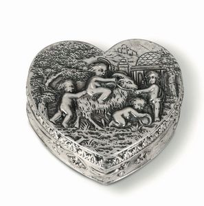 Scatola in argento a forma di cuore con scene di fanciulli e capre, fine XIX secolo  - Asta Antiquariato - Associazione Nazionale - Case d'Asta italiane