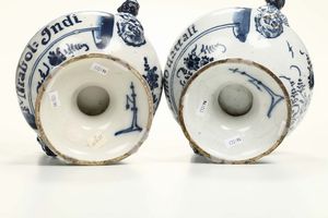 Coppia di vasi da elettuari con coperchi Savona o Albisola, XVIII secolo  - Asta Antiquariato - Associazione Nazionale - Case d'Asta italiane