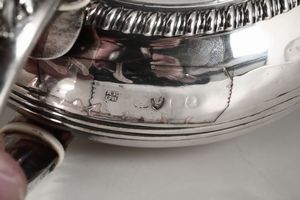 Teiera in argento Giorgio IV, Londra inizio XX secolo  - Asta Antiquariato - Associazione Nazionale - Case d'Asta italiane