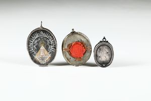 Tre pendenti porta reliquie in cornici ovali, XIX-XX secolo  - Asta Antiquariato - Associazione Nazionale - Case d'Asta italiane