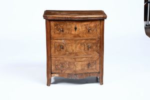 Comodino in legno lastronato, XVIII secolo  - Asta Antiquariato - Associazione Nazionale - Case d'Asta italiane