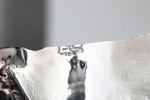 Vassoio in argento fuso e cesellato, argentiere Amelotti Francesco, Italia XX secolo  - Asta Antiquariato - Associazione Nazionale - Case d'Asta italiane