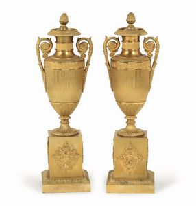 Coppia di vasi in bronzo in stile Luigi XVI, Francia XIX secolo  - Asta Antiquariato - Associazione Nazionale - Case d'Asta italiane