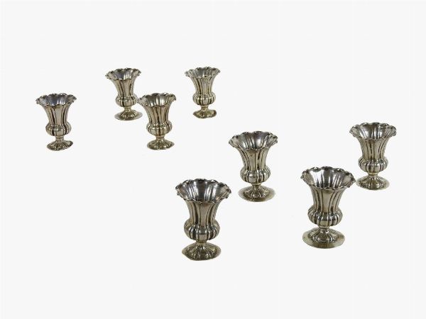 Serie di otto bicchierini segnaposto in argento  - Asta Arredi e dipinti antichi / Arte Moderna e Contemporanea - Associazione Nazionale - Case d'Asta italiane