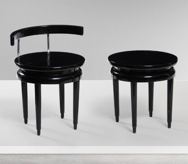Set di sedia con ottomana con struttura in legno laccato e metallo.  - Asta Design - Associazione Nazionale - Case d'Asta italiane