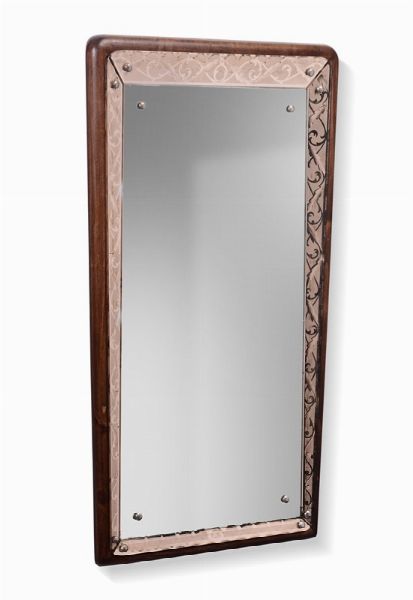 Specchio da parete con profilo in legno e cornice in  vetro specchiato colorato e inciso.  - Asta Design - Associazione Nazionale - Case d'Asta italiane
