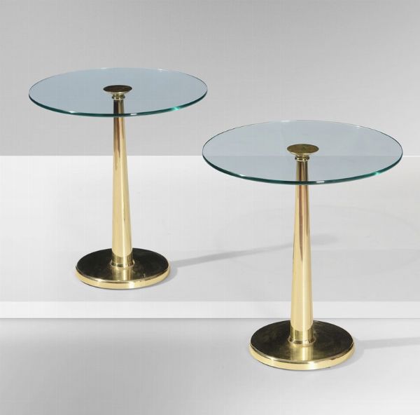 Coppia di tavolini da appoggio con struttura in ottone e piano in cristallo.  - Asta Design - Associazione Nazionale - Case d'Asta italiane