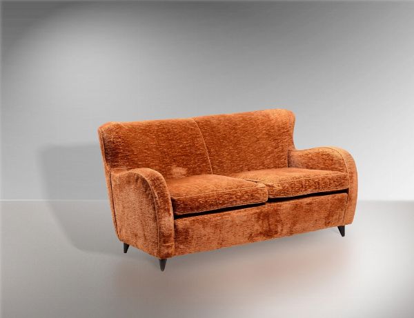 Salotto composto da un divano e due poltrone con struttura in legno e rivestimenti in tessuto.  - Asta Design - Associazione Nazionale - Case d'Asta italiane