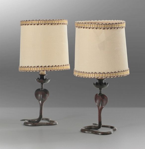 Coppia lampade da tavolo in bronzo e paralume in tessuto.  - Asta Design - Associazione Nazionale - Case d'Asta italiane