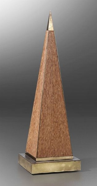 Scultura Obelisco in legno rivestito in giunco e particolari in ottone.  - Asta Design - Associazione Nazionale - Case d'Asta italiane