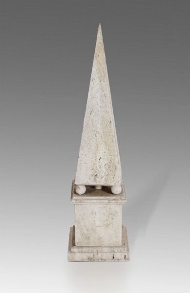 Scultura Obelisco in travertino.  - Asta Design - Associazione Nazionale - Case d'Asta italiane