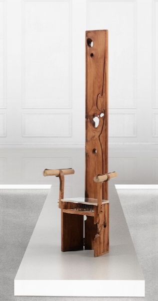 Grande seduta scultorea con struttura in legno lavorato, metallo e plexiglass.  - Asta Design - Associazione Nazionale - Case d'Asta italiane