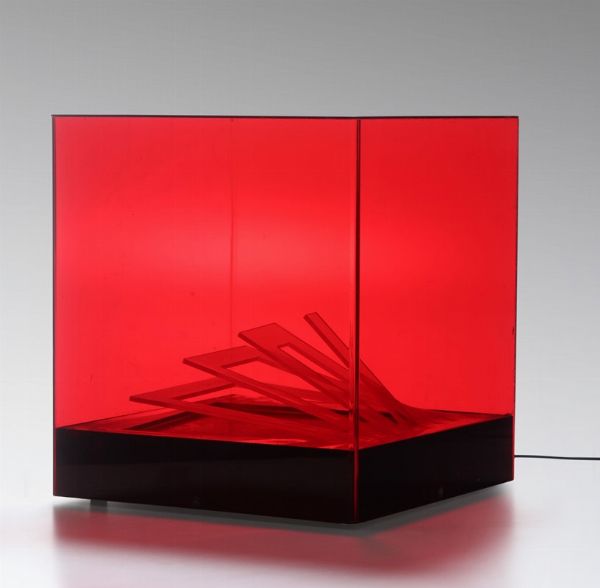 Lampada da tavolo con struttura in plastica e plexiglass.  - Asta Design - Associazione Nazionale - Case d'Asta italiane