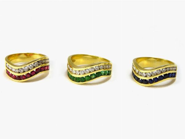 Tre anelli a onda in diamanti, rubini, zaffiri e smeraldi  - Asta Importanti Gioielli e orologi - Associazione Nazionale - Case d'Asta italiane