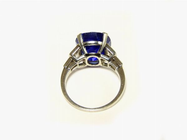 Importante anello in platino, diamanti e zaffiro Kashmir  - Asta Importanti Gioielli e orologi - Associazione Nazionale - Case d'Asta italiane