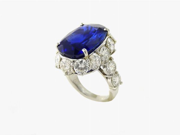 Importante anello in platino, zaffiro Birmano e diamanti  - Asta Importanti Gioielli e orologi - Associazione Nazionale - Case d'Asta italiane