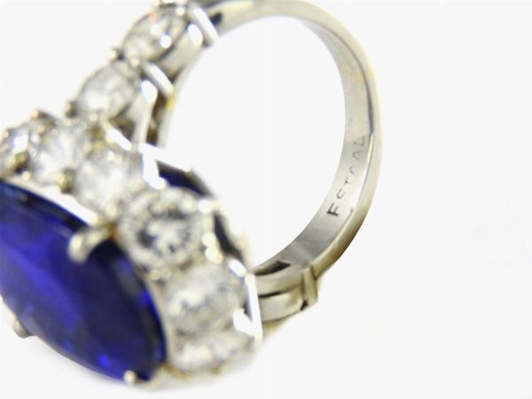 Importante anello in platino, zaffiro Birmano e diamanti  - Asta Importanti Gioielli e orologi - Associazione Nazionale - Case d'Asta italiane