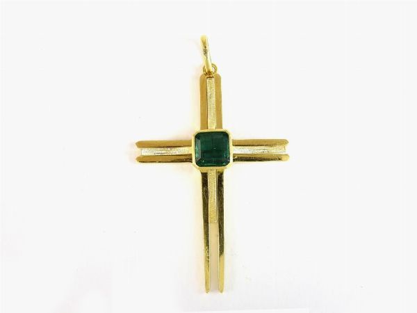 Croce in oro giallo con smeraldo  - Asta Importanti Gioielli e orologi - Associazione Nazionale - Case d'Asta italiane