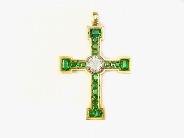 Croce-pendente in oro giallo, diamanti e smeraldi  - Asta Importanti Gioielli e orologi - Associazione Nazionale - Case d'Asta italiane