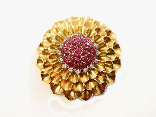 Spilla floreale in oro giallo 14 kt, diamanti e rubini  - Asta Importanti Gioielli e orologi - Associazione Nazionale - Case d'Asta italiane
