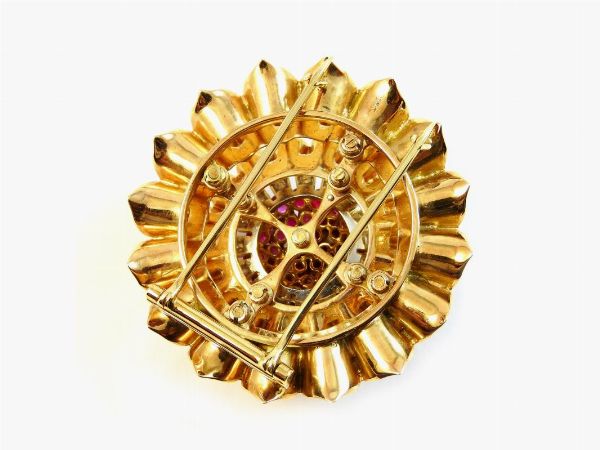 Spilla floreale in oro giallo 14 kt, diamanti e rubini  - Asta Importanti Gioielli e orologi - Associazione Nazionale - Case d'Asta italiane