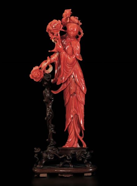 Figura di Guanyin con fiori e fenice scolpita in corallo, Cina, inizi XX secolo  - Asta Fine Chinese Works of Art - Associazione Nazionale - Case d'Asta italiane