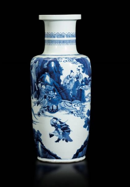 Vaso Rouleau in porcellana bianca e blu con figure di guerrieri, Cina, Dinastia Qing, probabilmente epoca Kangxi (1662-1722)  - Asta Fine Chinese Works of Art - Associazione Nazionale - Case d'Asta italiane